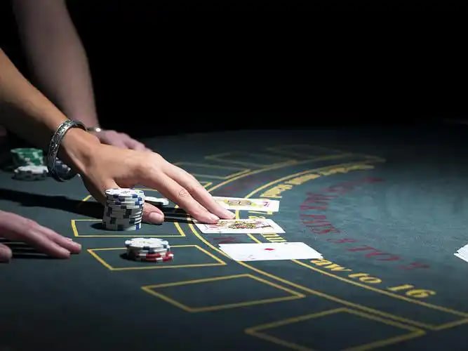 မြန်မာ Esports ကစားသမား Mobile Legends MLBB ပြိုင်ပွဲ live betting ဆောင်ရွက်နေသောမြင်ကွင်း